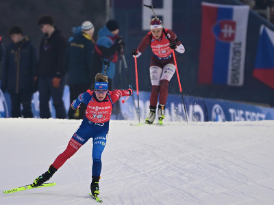 Slovenská biatlonistka Paulína Bátovská Fialková (v popredí) počas miešanej štafety na 4x6 km v rámci 6. kola Svetového pohára v biatlone v Novom Meste na Morave 