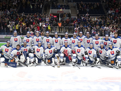 Slovenskí hokejisti pózujú po celkovom víťazstve na domácom Vianočnom Kaufland Cupe v Bratislave