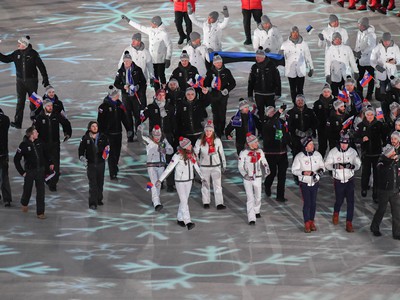 Členovia slovenskej výpravy počas záverečného ceremoniálu 23. zimných olympijských hier juhokórejskom Pjongčangu