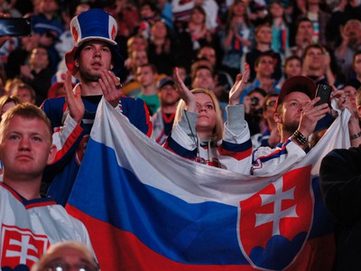 Fanúšikovia Slovenska počas uvedenia Demitru do Siene slávy