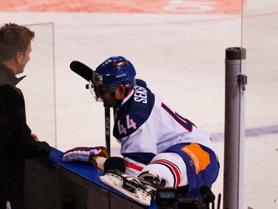 Andrej Sekera počas rozcvičky