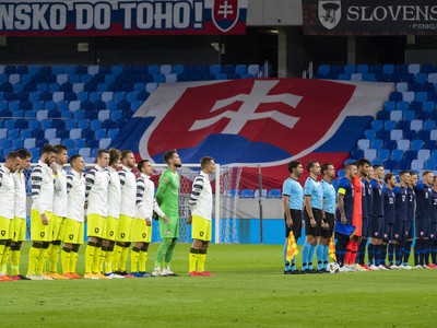 Reprezentácie Česka a Slovenska stoja počas štátnej hymny pred úvodným zápasom 2. skupiny B-dívizie Ligy národov