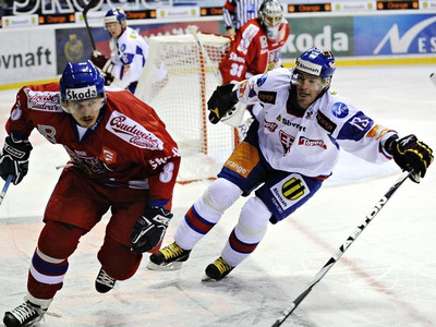 Lukáš Derner z Česka Juraj Kolník zo Slovenska v prípravnom hokejovom zápase