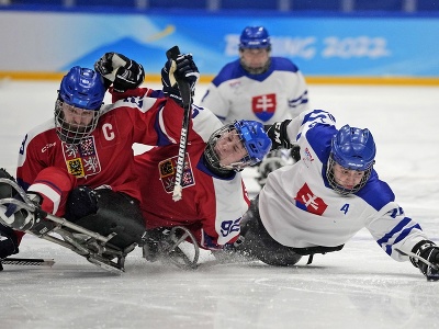 Vpravo Martin Joppa (Slovensko) a Patrik Sedláček (Česko) počas zápasu B-skupiny v parahokeji mužov Česko - Slovensko na zimných paralympijských hrách v Pekingu