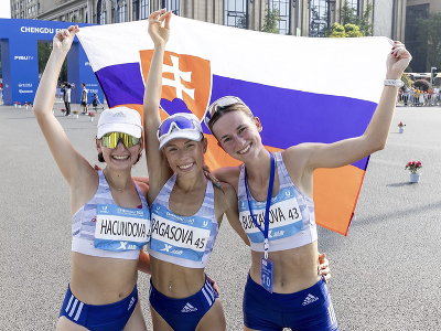 Na snímke slovenské reprezentantky Ema Hačundová, Alžbeta Ragasová a Hana Burzalová