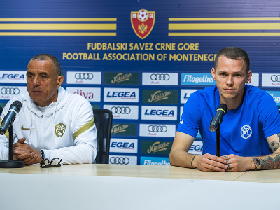 Na snímke zľava tréner slovenskej futbalovej reprezentácie Francesco Calzona a slovenský futbalista Ondrej Duda