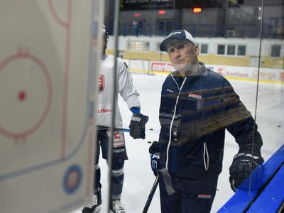 Na snímke tréner slovenskej hokejovej reprezentácie Craig Ramsay počas tréningu