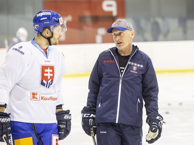 Hráč slovenskej hokejovej reprezentácie Michal Sersen a tréner Craig Ramsay počas tréningu slovenskej hokejovej reprezentácie pred turnajom o Nemecký pohár v Krefelde