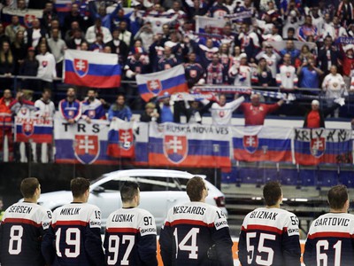 Slovenskí hokejisti počas vztyčovanie Slovenskej vlajky po zápase Slovensko - Dánsko