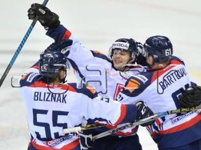 Na snímke debutant v slovenskom drese Dávid Gríger (uprostred) sa teší po strelení gólu na 3:1 do prázdnej brány v zápase Euro Hockey Challenge Slovensko - Švédsko 