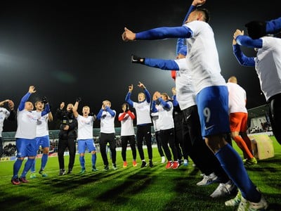 Radosť hráčov Slovenska po skončení vťazného duelu proti Bielorusku