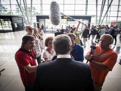 Tréner Ján Kozák s novinármi pred odletom na majstrovstvá Európy do Francúzska.