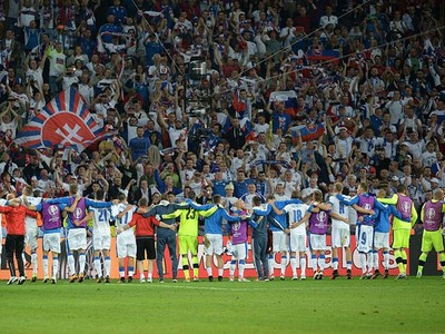 Slovenskí futbalisti s fanúšikmi po prehre s Walesom