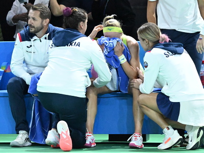 Slovenská tenistka Rebecca Šramková (uprostred), ktorú utešujú spoluhráčky Viktória Hrunčáková (druhá vľavo), Anna Karolína Schmiedlová (vpravo) a kapitán slovenského tímu Matej Lipták (vľavo), reaguje po prehre v druhej dvojhre finále Billie Jean King Cupu