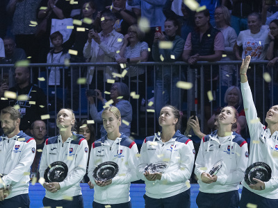Slovenské tenistky sprava Tereza Mihalíková, Renáta Jamrichová, Viktória Hrunčáková, Anna Karolína Schmiedlová, Rebecca Šramková a kapitán slovenského tímu Matej Lipták pózujú s trofejami pre porazený tím po finálovom dueli Pohára Billie Jean Kingovej