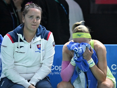 Slovenské tenistky Viktória Hrunčáková (vľavo) a Rebecca Šramková (vpravo), ktorá reaguje po prehre v druhej dvojhre finálového súboja Pohára Billie Jean Kingovej