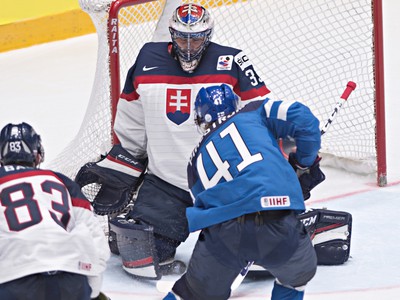 Antti Pihlström strieľa druhý gól Fínska