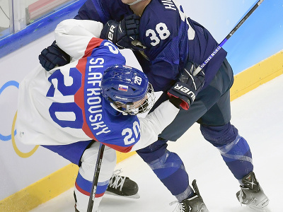 Juraj Slafkovský (Slovensko) a Juuso Hietanen (Fínsko) v súboji