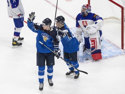 Fínski hokejisti  Juuso Parssinen (27) a Roni Hirvonen sa tešia z gólu, vpravo slovenský brankár Samuel Hlavaj