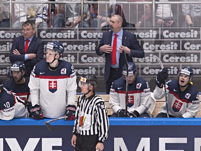 Zľava Martin Réway, Martin Bakoš, asisitent trénera Miroslav Miklošovič, Pavol Skalický, tréner Zdeno Cíger, Marek Bartánus a Patrik Lušňák