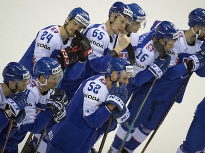 Smutní slovenskí hokejisti po prehre s Fínskom
