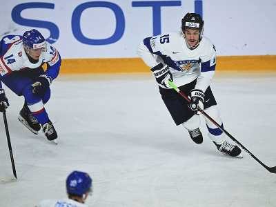 Jesse Pulkkinen (Fínsko) s pukom na hokejke