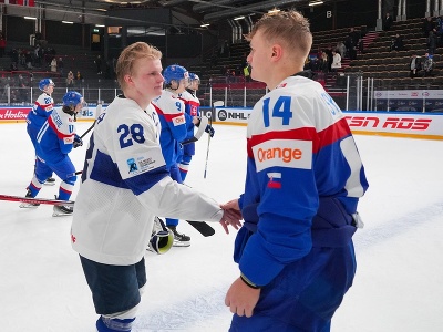 Kapitáni Adam Sýkora (Slovensko) a Jere Lassila (Fínsko) si podávajú ruky po vzájomnom zápase
