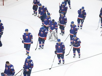 Smutní slovenskí hokejisti po prehre s Fínskom na ZOH vo Vancouveri