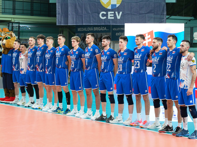 Slovenskí volejbalisti stoja počas