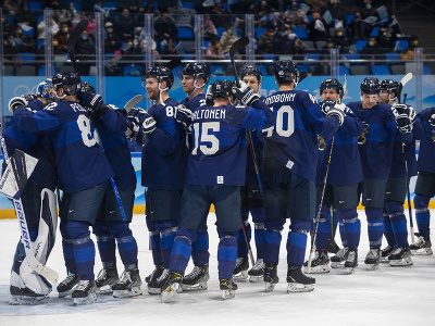 Hokejisti Fínska sa tešia po postupe do finále po výhre 2:0 nad Slovenskom