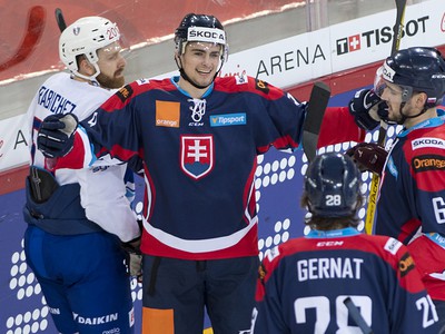 Na snímke gólová radosť hokejistov Slovenska (v modrom), zľava strelec Michal Hlinka, Martin Gernát a Lukáš Hlinka