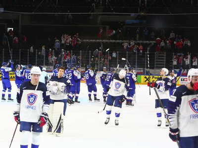 Slovenskí hokejisti ďakujú fanúšikom po zápase s Francúzskom
