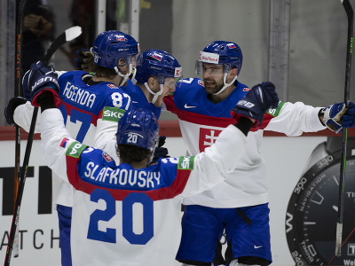 Slovenský hokejista Pavol Regenda (druhý zľava) sa teší so spoluhráčmi po strelení gólu