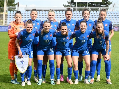 Na snímke hráčky Slovenska pózujú pre skupinovú fotografiu pred začiatkom zápasu Ligy národov medzi Slovenskom a Izraelom