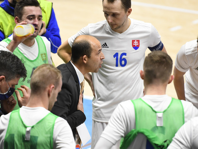 Na snímke slovenskí futsaloví reprezentanti, uprostred tréner Marián Berky