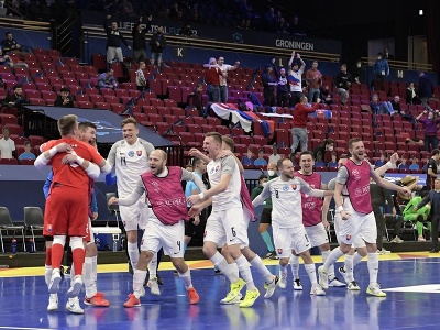 Slovenskí futsalisti oslavujú historický