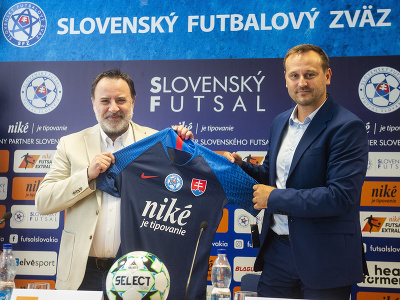 Na snímke zľava generálny riaditeľ Niké Roman Berger a predseda Slovenského futsalu Tomáš Takáč