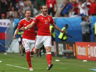 Gareth Bale oslavuje gól do siete Slovákov