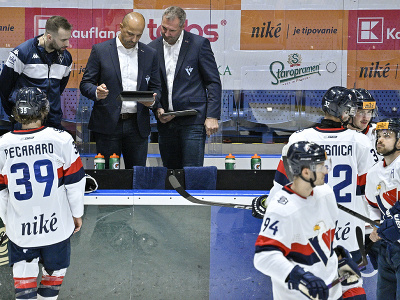 Tréner HC Slovan Bratislava Ján Pardavý (uprostred v pozadí) na lavičke belasých