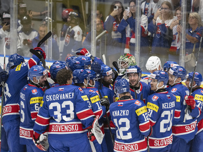 Slovenskí hokejoví reprezentanti sa radujú po víťazstve nad Kazachstanom