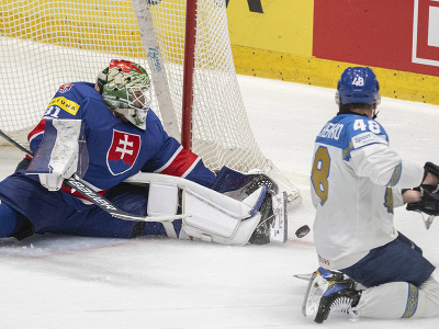 Vľavo brankár Samuel Hlavaj (Slovensko) a vpravo Roman Starčenko (Kazachstan)