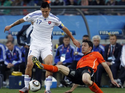 Marek Hamšík a Mark van Bommel v súboji o loptu