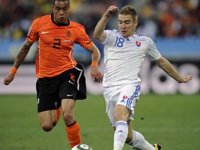 Gregory van der Wiel a Erik Jendrišek v súboji