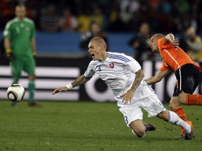 Škrtel a Sneijder v súboji