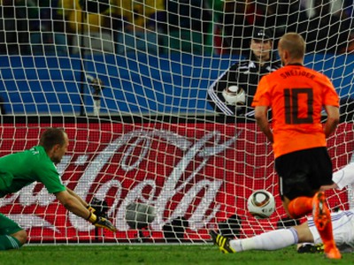 Wesley Sneijder prekonáva Jána Muchu