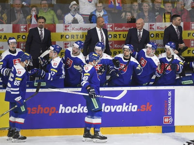 Slovenskí hokejisti sa tešia z úvodného gólu v zápase proti Švajčiarsku