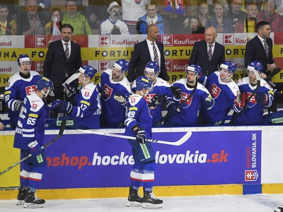 Slovenskí hokejisti sa tešia z úvodného gólu, ktorý strelil Martin Faško-Rudáš