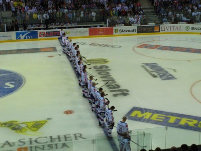 Slovenskí hokejisti počas hymny