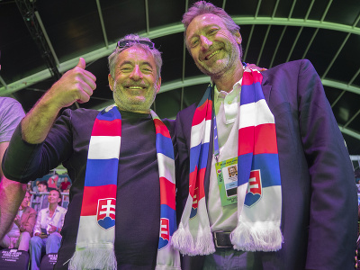 Na snímke prezident Slovenského tenisového zväzu Miloš Mečíř (vpravo) a generálny sekretár STZ Igor Moška pózujú pred finálovým duelom Pohára Billie-Jean Kingovej