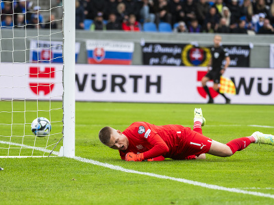 Na snímke brankár Rúnar Rúnarsson (Island) inkasuje gól od Juraja Kucku